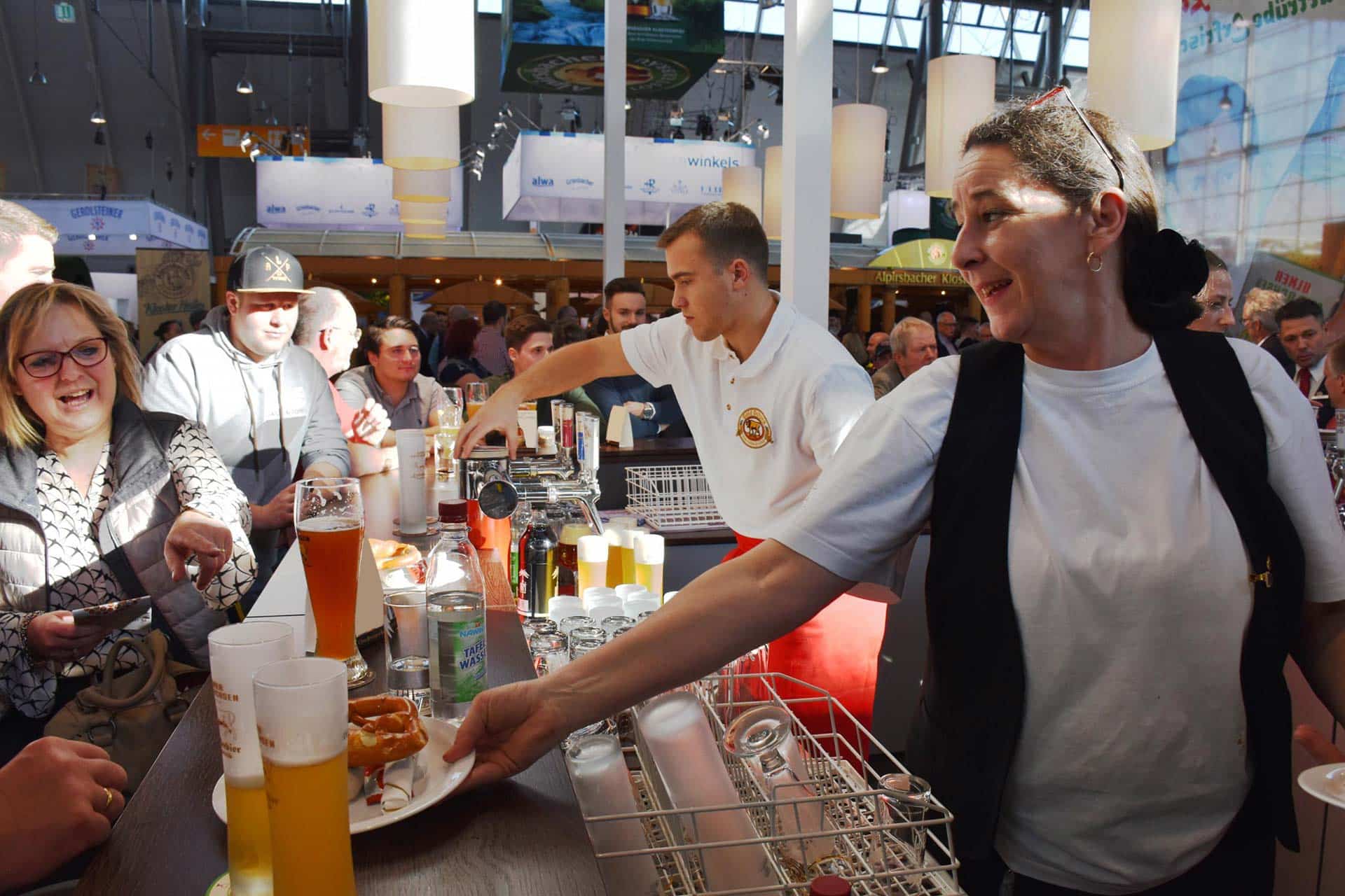 Brauerei Gold Ochsen auf der Intergastra in Stuttgart. An der Goldquelle gibt es für Besucher Ulms flüssiges Gold und Weißwürste.