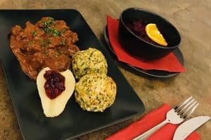 wildgulasch-blaukraut-knodel